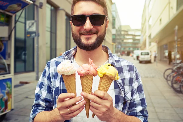 Homem de óculos de sol com gelado — Fotografia de Stock