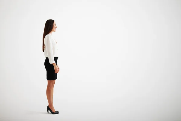 Sonriente mujer de negocios sobre fondo gris claro — Foto de Stock