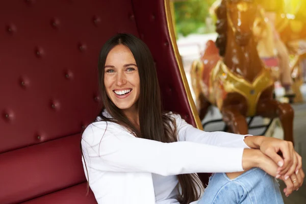 Wanita bersenang-senang di merry-go-round — Stok Foto