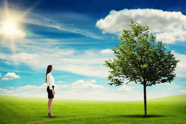 Femme debout sur la prairie verte — Photo