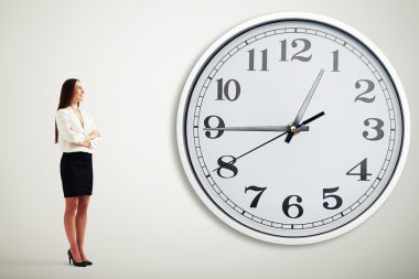 büyük beyaz saat bakarak işkadını