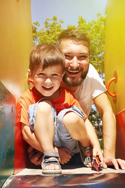 Lachender Vater mit Sohn — Stockfoto