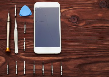 En iyi smartphone ile kırık ekran görünümünü