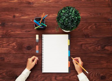 kadının el ve boş beyaz dizüstü