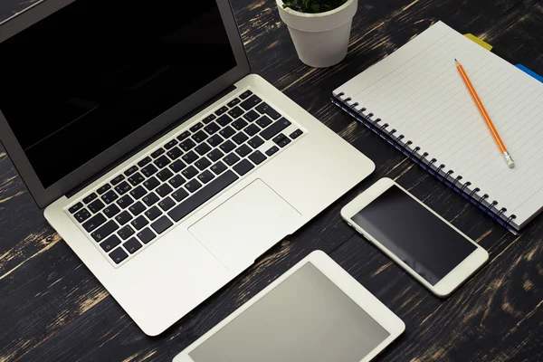 Zakelijke werkplek met laptop — Stockfoto