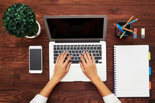 Manos femeninas escribiendo en el teclado — Foto de Stock