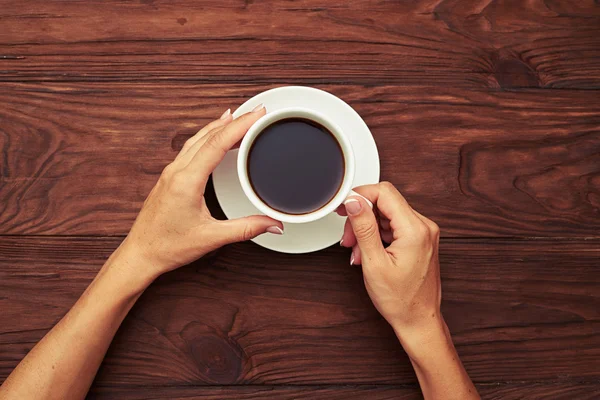 Womans hands holding cup of coffee — Stock Photo, Image