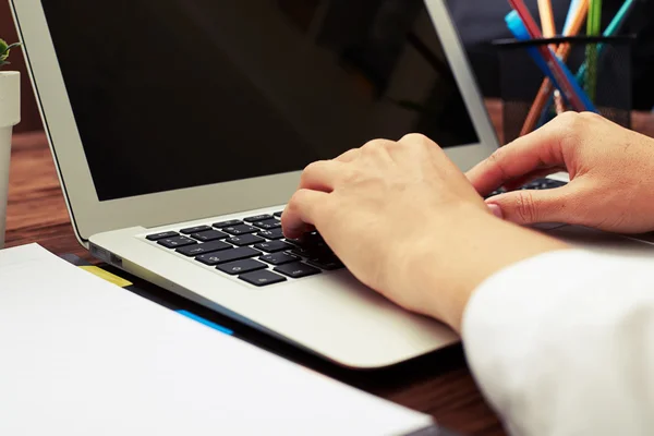 Manos de las mujeres escribiendo en el teclado en el espacio de trabajo —  Fotos de Stock