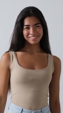 Neşeli bir yetişkin video blogcusunun portresi kameraya heyecanla konuşuyor ve el kol hareketi yapıyor. Beyaz arkaplanda izole.