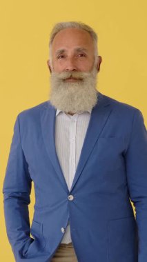 Şaşırmış, sakallı bir son sınıf öğrencisi kameraya 