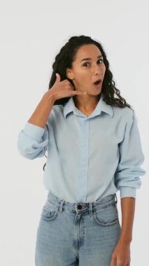 Mutlu genç bir kadın bana jest diyor ve kamerayı işaret ediyor. Temas kurmak isteyen neşeli bir kadın ya da beyaz arka planda izole edilmiş bir telefon..