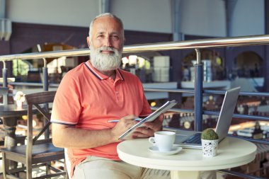 adam holding kalem ile not etmek