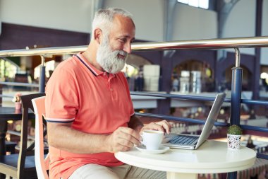 adam fincan kahve çalışma ile