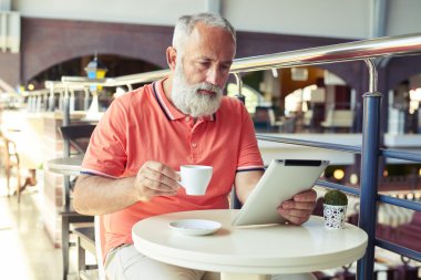 Orta yaşlı ciddi adam kahve içme