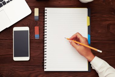 Kadının eli kalem tutan