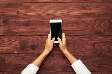 kadının el smartphone yazarak