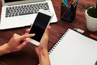 kadının el smartphone kullanarak