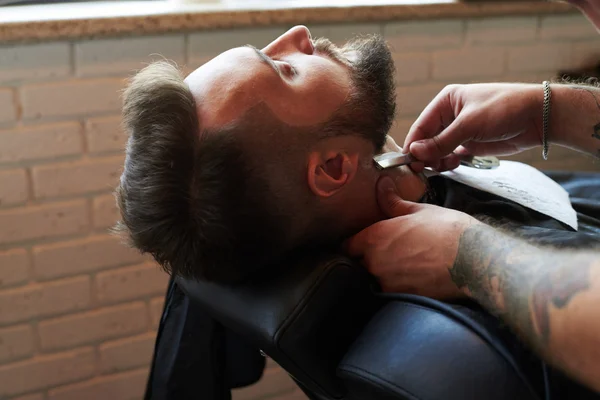 Barber shaving with vintage straight razor — Stock Photo, Image