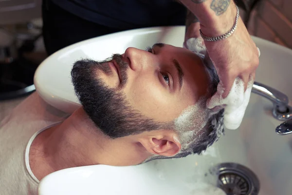 Barber washing head — Stock Photo, Image