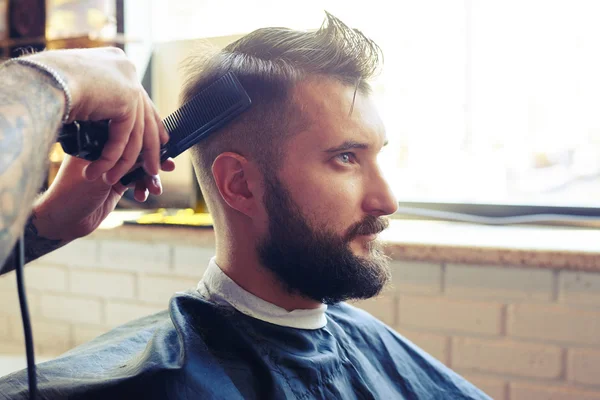Barbiere con clipper elettrico e pettine — Foto Stock