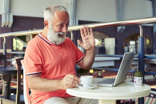 Barbuto uomo avendo video chat — Foto Stock