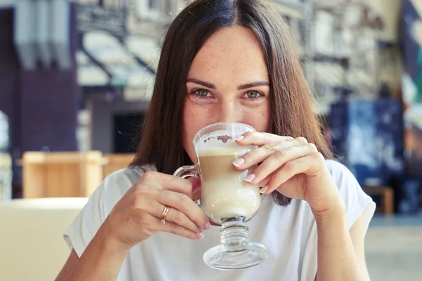 Vrolijk meisje drinken cappuccino — Stockfoto