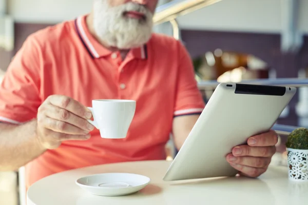 Крупным планом фото старшего бородатого мужчины с чашкой кофе — стоковое фото
