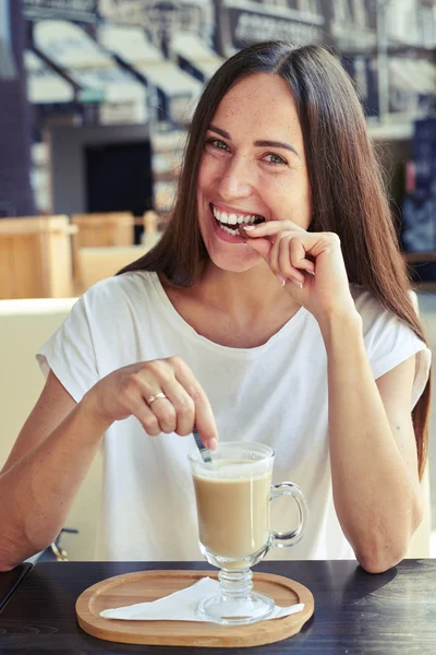 Menina morde fora um pedaço de cookie — Fotografia de Stock