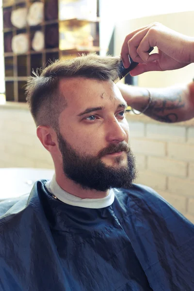 Hombre guapo en la peluquería — Foto de Stock