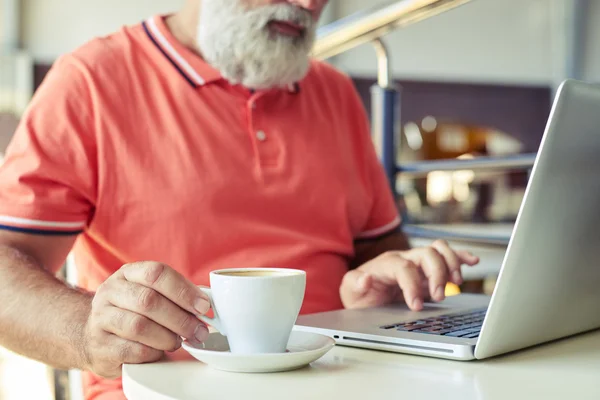 Ο άνθρωπος έχει ένα διάλειμμα καφέ με laptop — Φωτογραφία Αρχείου