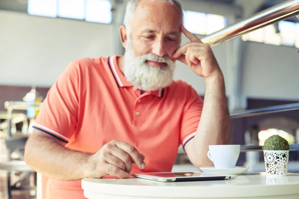 Man ontspannen met een kopje koffie en tablet pc — Stockfoto