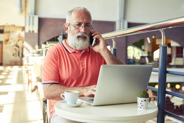 Man met laptop en smartphone — Stockfoto