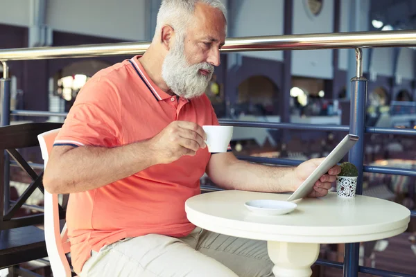 Ernstige senior man drinken koffie — Stockfoto