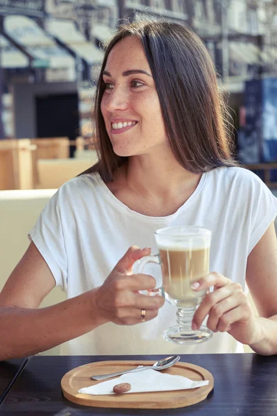 Smiley γυναίκα που κρατά φλυτζάνι του cappuccino — Φωτογραφία Αρχείου