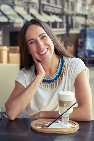 Mujer sentada en la cafetería con capuchino — Foto de Stock