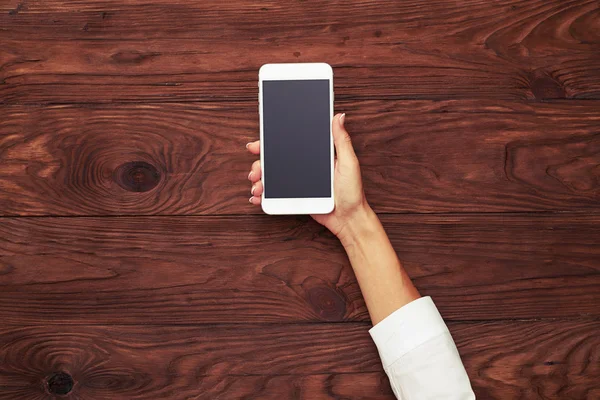 Mano de las mujeres con teléfono inteligente blanco —  Fotos de Stock