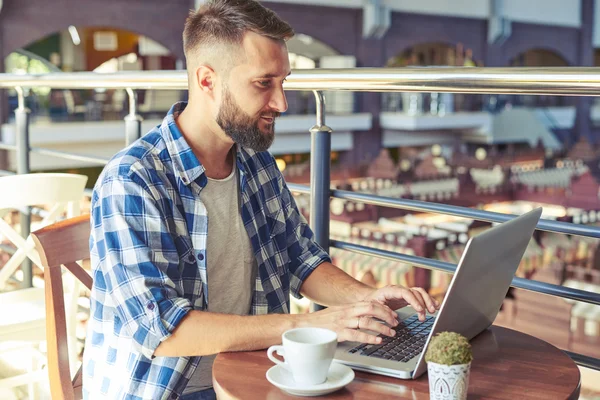 Junger Mann macht Kaffeepause — Stockfoto