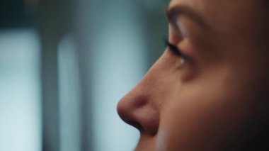 Birisi ızgara jambonlu ve peynirli sandviç pişiriyor. Tereyağı sıcak tavada erir, sonra sandviç bir gaz sobasında spatulayla bastırılır..