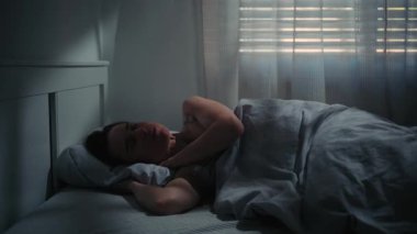 Birisi ızgara jambonlu ve peynirli sandviç pişiriyor. Tereyağı sıcak tavada erir, sonra sandviç bir gaz sobasında spatulayla bastırılır..