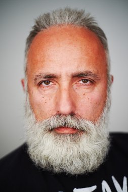 ciddi orta yaşlı adam gri arka plan