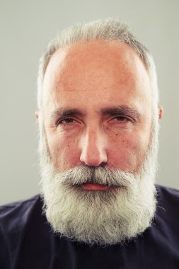 ciddi orta yaşlı adam