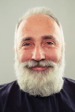 gülen komuta sizde açık gri renkli sakallı.