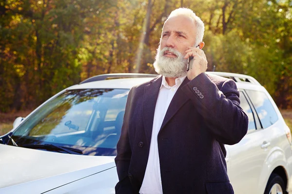 Homem idoso barbudo falando ao telefone — Fotografia de Stock