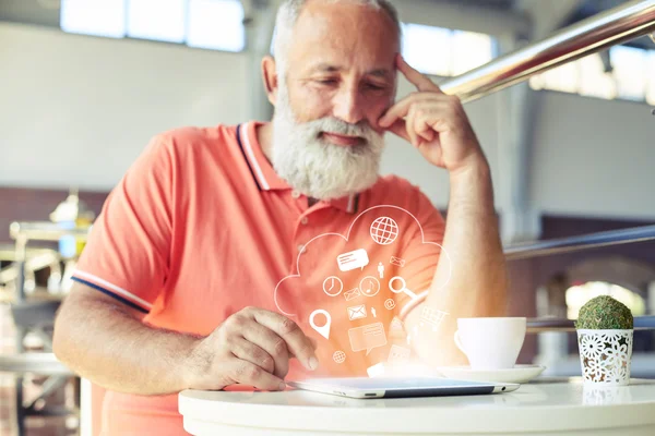 Mann benutzt Tablet-PC in Café — Stockfoto