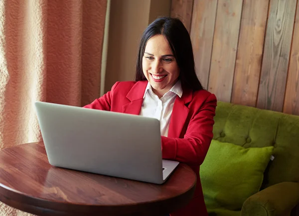 Vrouw met laptop hebben breken in café — Stockfoto