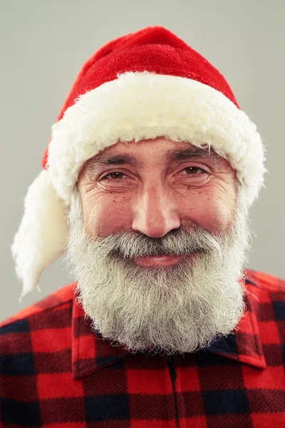 Senior mannen i santa hatt över ljus grå bakgrund — Stockfoto