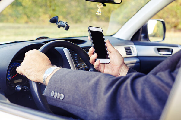 Человек, смотрящий в телефон
