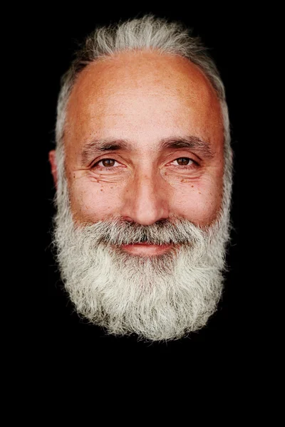 Alegre barbudo sênior homem sobre preto fundo — Fotografia de Stock