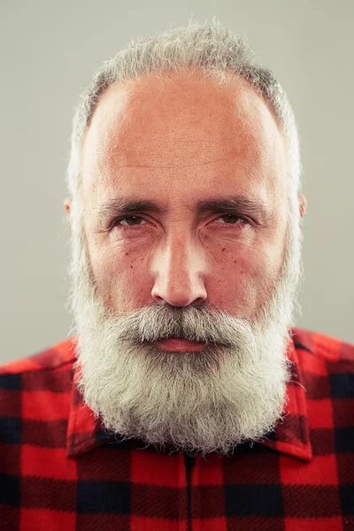 Середнього віку керований з сіро-волосистою бородою — стокове фото