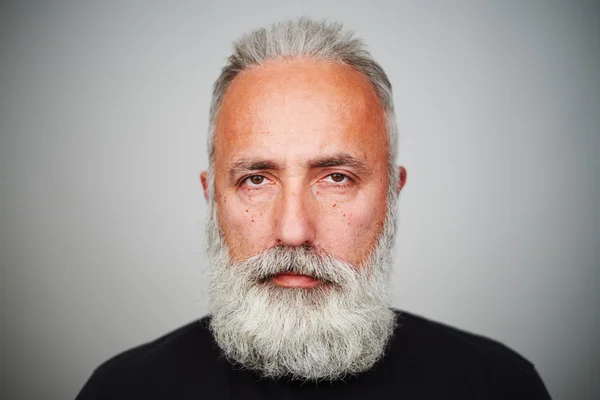 Homem com barba de cabelos grisalhos sobre fundo cinza — Fotografia de Stock
